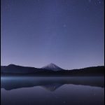 Reflets nocturnes sur le lac