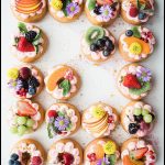 Un tableau de tartes aux fruits colorées et artistiques