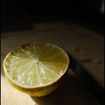 Contraste mystérieux : un citron éblouissant sur une table sombre